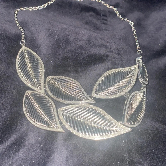 Vintage silver metal sparkles bold leafs statement necklace - Picture 3 of 11